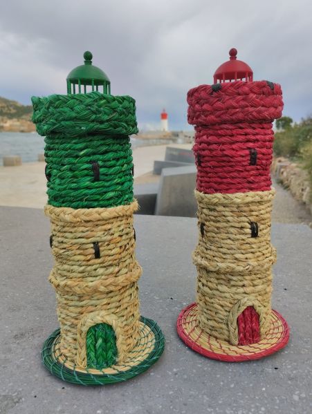 Archivo:Representación del Faro Rojo de Navidad y Verde de La Curra en el Puerto de Cartagena. Elaborado por Arteando Cartagena, Cartagena(Murcia).jpg