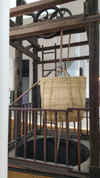 Archivo:Capazo Minero en el Museo Minero de La Unión (Murcia). Elaborado por las alumnas y docente del grupo Carthago Espartaria, Cartagena (Murcia)2.jpg