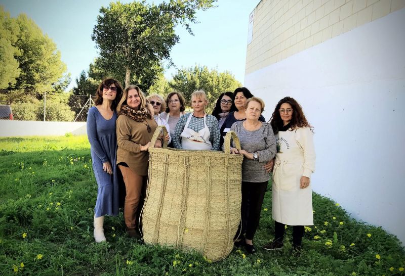 Archivo:Capazo Minero en el Museo Minero de La Unión (Murcia). Elaborado por las alumnas y docente del grupo Carthago Espartaria, Cartagena (Murcia).jpg