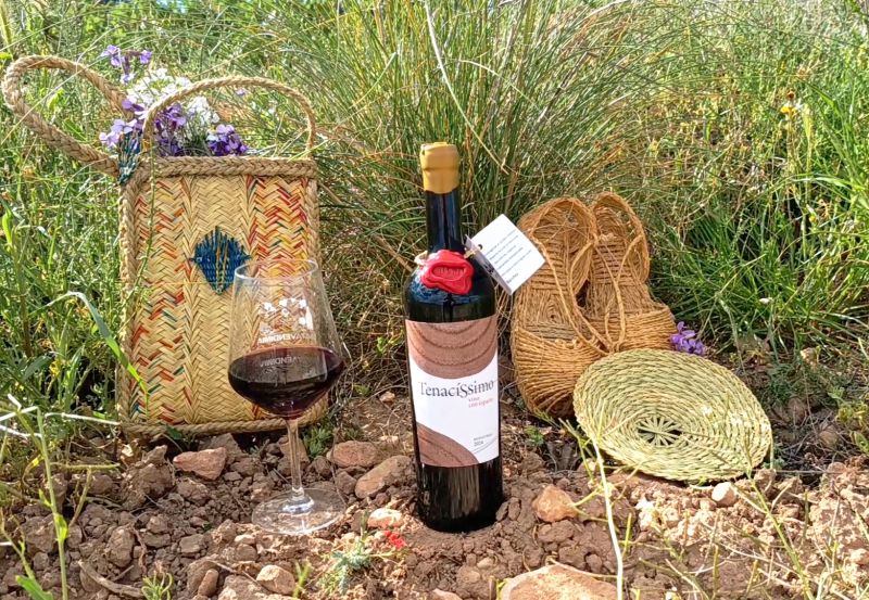 Archivo:Vino Macerado con Esparto. Proyecto compartido por Jesús Ortega María y Juan Miguel Benítez (Enólogo de Bodegas Alceño),Jumilla.jpg