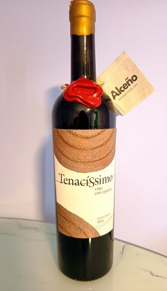 Archivo:Tenacíssimo. Vino macerado con Esparto. Proyecto compartido por Juan Miguel Benítez de Bodegas Alceño y Jesús Ortega María, Jumilla.jpg
